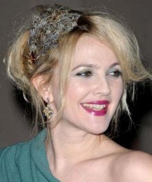 poza accesorii de par pene de paun Drew Barrymore