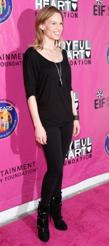 poza botine Hillary Swank