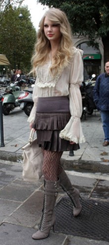 poza cizme Taylor Swift