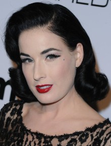 poza coafura Dita Von Teese