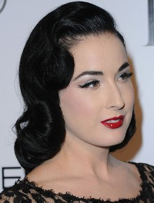 poza coafura Dita Von Teese