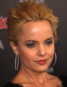 poza coafura Mena Suvari