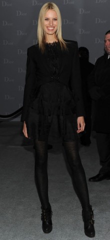 poza rochie neagra Karolina Kurkova