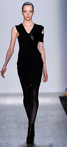 poza rochie neagra Max Azria