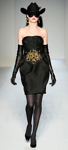 poza rochie neagra Moschino