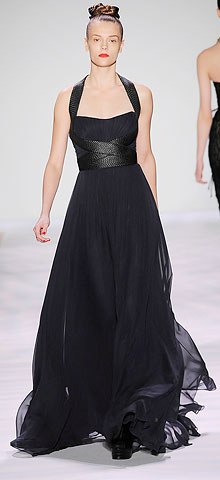 poza rochie neagra Monique Lhuillier