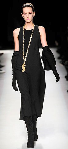 poza rochie neagra Yves Saint Laurent