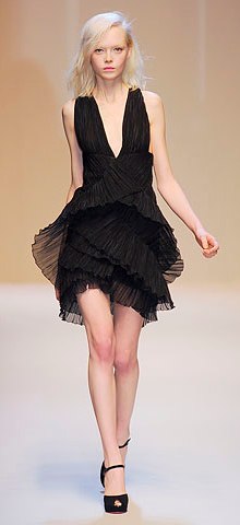 poza rochie neagra Emanuel Ungaro