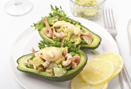 Salata de ton cu grapefruit servita in coji de avocado Salata de ton cu grapefruit servita in coji de avocado