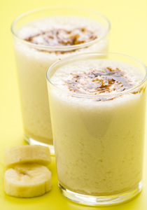 smoothie cu banane, lapte si scortisoara