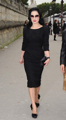  tinuta all black Dita von Teese