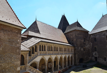  exterior castelul huanizilor