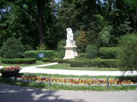 gradina cismigiu parc gradina cismigiu monument statuie plimbare