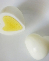 Oua fierte tari in forma de inima pentru un mic-dejun romantic