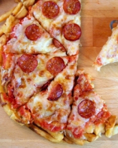S-a inventat pizza cu blat de… cartofi prajiti!