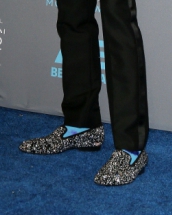 Ghiceste ce rocker celebru a purtat o pereche de pantofi cu Swarovski
