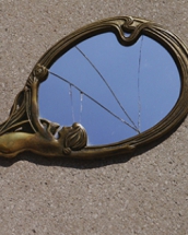 Ce inseamna cand spargi oglinda: superstitii si interpretari