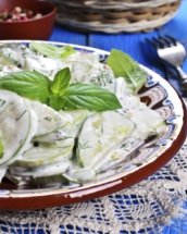 Salata de castraveti cu iaurt si marar: un fel racoritor pentru zilele caniculare