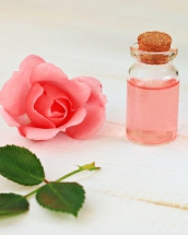 Cinci tratamente cu apă de trandafiri pentru ten