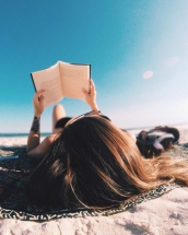 Recomandări de cărţi pentru plajă: 8 titluri care îţi vor face vara mai frumoasă