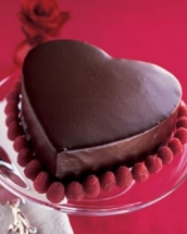 Tort in forma de inima cu glazura de ciocolata