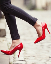 Cum să porţi pantofii cu toc ca o femeie stilată