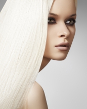 Blond platinat, nuanța momentului: Kylie Jenner a adoptat deja această culoare