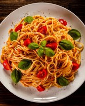 Din savorile mediteraneene: o rețetă de linguine cu roșii și busuioc