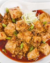 Tocăniță cu tofu, pui și legume: răsfață-te cu un preparat asiatic plin de nutrienți