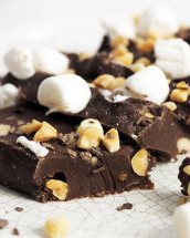 Ispita dulce: Ciocolata de casa cu alune
