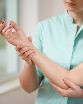 Dureri de mâini: cauze, simptome şi tratament