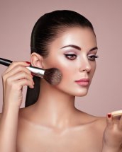 Fondul de ten mat nu mai este la modă! Lista produselor cosmetice care sunt OUT în vara 2018
