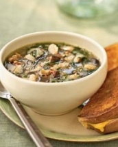 Daca verde inseamna sa fii eco, supa de spanac este in trend!