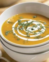 Prospetimea legumelor intr-o usoara supa de morcovi
