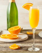 4 rețete de cocktail cu șampanie pentru următoarea petrecere acasă