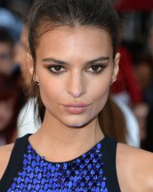 Secretul lui Emily Ratajkowski pentru un machiaj luminos de vara (gata in 5 minute)