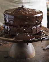 Cea mai simplă rețetă de tort de ciocolată. Îți lasă gura apă!