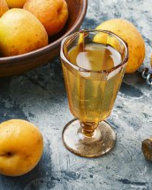 Caisata de casă sau lichiorul de caise: vezi cum se prepară delicioasa băutură