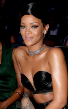 Wow! Cati bani lasa Rihanna in baruri si in cluburile de striptease! 