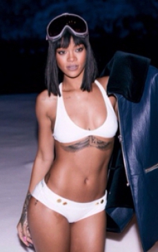 Rihanna, aniversare sexy in costum de baie prin zapada