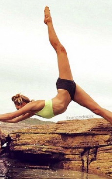 Aceste posturi de Yoga realizate de o fosta atleta te vor motiva sa te apuci de sport
