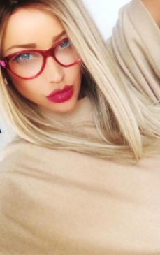 Cat de sexy este Bianca Dragusanu cu ochelari de vedere