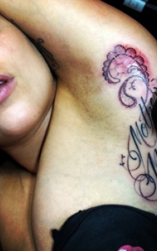 Lady Gaga s-a filmat in timp ce isi facea un nou tatuaj dureros