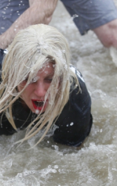 Lady Gaga a intrat intr-un lac de 0 grade Celsius! Afla de ce a facut asta! 