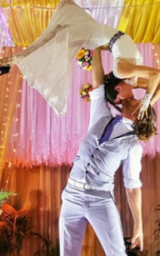 Poze de nunta spectaculoase: acesti tineri s-au casatorit de 38 de ori, pe 6 continente! 
