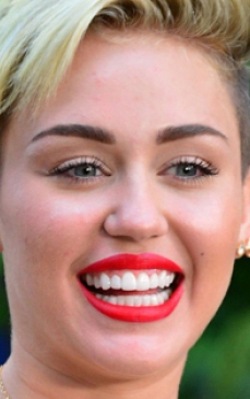 Miley Cyrus si-a scos dintii! Vezi aici imaginile tulburatoare
