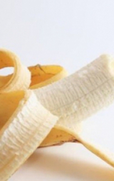 3 trucuri cu coji de banane. Iti albesc dintii si trateaza negii
