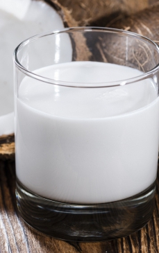Șapte beneficii pe care le are laptele de cocos pentru sănătate