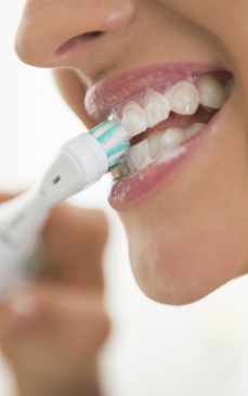 Cinci beneficii pe care le ai dacă folosești periuța de dinți electrică