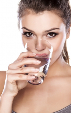 De ce nu este bine să bei apă în timpul mesei